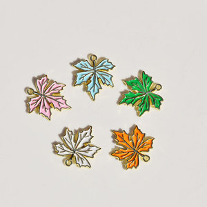 Colgantes de hoja de arce de aleación de zinc con efecto de goteo de aceite para la fabricación de pendientes, componentes de joyería - Product Image 4