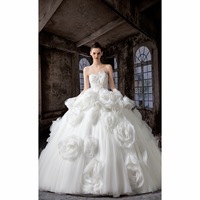 Robe de bal simple et personnalisable en tulle blanc, confectionnée à la main, avec col carré et motifs floraux ornés de strass, design original Strength Factory