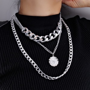 Collar de cadena multicapa de aleación de zinc dorado con colgante geométrico de moda para fiesta, estilo europeo-americano, para mujer - Product Image 3