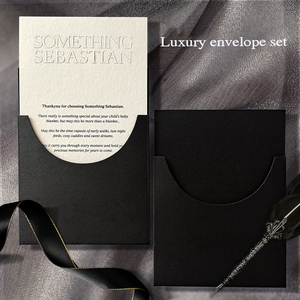 Busta in Carta Texturizzata Nera 300gsm Personalizzata con Logo, Formato A6, con Stampa Opaca e Finitura Goffrata per Biglietti di Ringraziamento - Product Image 1