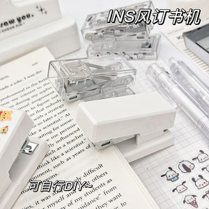 Juego de mini grapadoras transparentes de 60mm x 30mm, papelería portátil para estudiantes y oficina, diseño compacto y sencillo para uso diario - Product Image 4