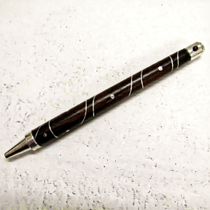 Crayon en bois artisanal avec incrustation argentée et accents grenat, instrument d'écriture durable, cadeau d'affaires, pointe gravée - Product Image 1