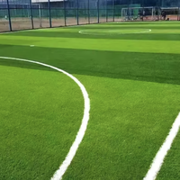 Gazon artificiel de football haute densité durable de 50 mm pour l'aménagement paysager de jardin et l'extérieur (personnalisable)