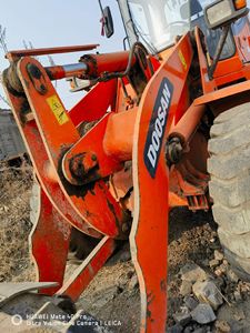 Cargadora Usada Doosan DL303 DL301 DL300 Gold <span class=keywords><strong>de</strong></span> 3 Toneladas Lista para Exportación con Enganche, Cucharón para Roca <span class=keywords><strong>de</strong></span> Servicio Pesado, Cuchilla Barredora Original - Product Image 3