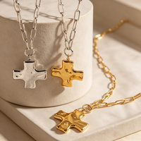 Collier en acier inoxydable plaqué or 18 carats avec pendentif croix martelé classique et chaîne trombone