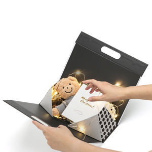 Boîte pliante triangulaire Eco Friemdly avec poignée Boîte cadeau en carton noir Boîtes magnétiques à motifs personnalisés estampage à chaud pour cadeau - Product Image 2