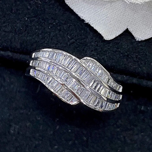 T0709 Anello di Lusso da Donna in Oro Massiccio 18K con Diamanti Taglio Baguette Colore D Naturale Gioiello di Fidanzamento - Product Image 3