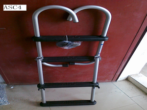 Échelle de bateau ponton pliable et amovible, en aluminium anodisé avec marches en plastique noir. - Product Image 2