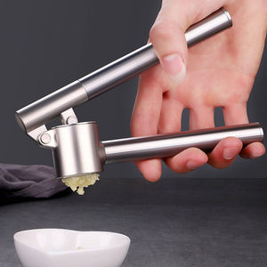 Presse-ail en acier inoxydable robuste pour la cuisine domestique, facile à utiliser et à nettoyer - Product Image 1