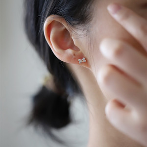 Élégantes boucles d'oreilles clous en argent sterling plaqué or 14 carats avec mini nœud papillon et zircon, idéales pour mariage, anniversaire, fiançailles et cadeau - Product Image 5