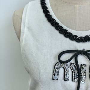 <span class=keywords><strong>Gilet</strong></span> en tricot <span class=keywords><strong>blanc</strong></span> élégant orné de strass pour <span class=keywords><strong>femme</strong></span>, haut <span class=keywords><strong>sans</strong></span> manches à col noué et perles, style preppy de luxe - Product Image 2