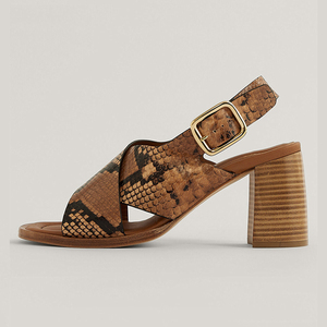 Sandalias retro con correa de hebilla, diseño de piel de serpiente entrecruzada y tacón de madera grueso apilado - Product Image 1