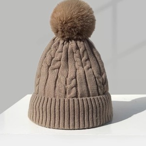 Vente en gros de chapeaux d'hiver personnalisés pour femmes avec doublure en fourrure sherpa chaude, <span class=keywords><strong>pompon</strong></span> en fausse fourrure, <span class=keywords><strong>bonnet</strong></span> tricoté - Product Image 2