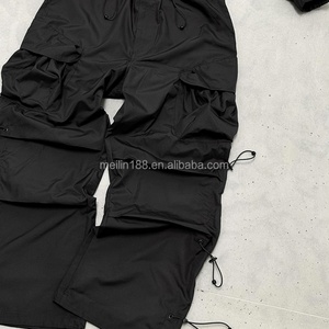 Ensemble coupe-vent personnalisé : Blousons zippés oversize en nylon et pantalons cargo en nylon, ensemble de survêtement coupe-vent uni pour homme - Product Image 4