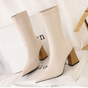 Bottes pour femme à talon carré de 8,5 cm avec fermeture éclair arrière – Chaussures tendance et bottines à la mode - Product Image 4