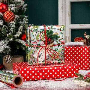 Papel de Regalo Metalizado de Doble Cara con Diseño de Bayas de Acebo para Envolver Regalos Navideños - Product Image 2