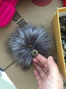 Vendita calda della fabbrica all'ingrosso pelosa palla di pelliccia sintetica con fibbia cappello superiore decorazione pompon imitazione pelliccia di procione <span class=keywords><strong>volpe</strong></span> - Product Image 6