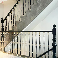 Rampe d'escalier moderne noire et or de qualité supérieure avec design incurvé pour la décoration intérieure de villas de luxe