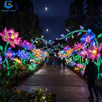 Installation de lanternes botaniques fantastiques sur mesure pour parc à thème, décoration de festival de lumières florales géantes, solution de projet clé en main