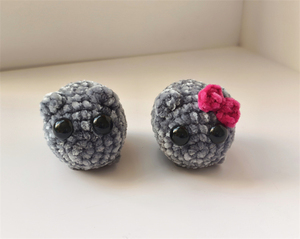 Jouet en peluche au crochet pour hamster triste avec musique porte-clés fait à la main arc rose et violon Hamster triste - Product Image 3