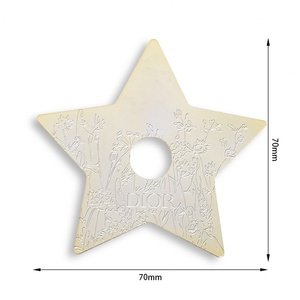 แผ่นรองแก้วลายดาวห้าแฉกแบบโปร่ง โลโก้แบบนูนต่ำ ผลิตจากโลหะผสมสังกะสีชุบทอง ดีไซน์ทันสมัย เหมาะสำหรับเทศกาลและงานส่งเสริมการขาย - Product Image 2