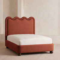 Lit double luxueux de haute qualité avec cadre en chêne massif et revêtement en tissu à bordure ondulée