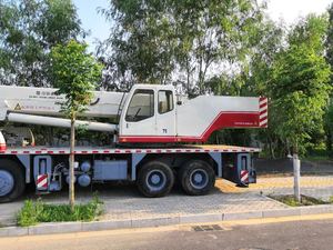 70 ตันราคาต่ําเครน ZOOMLION สภาพการทํางานที่ดีใช้รถบรรทุกจีนรถบรรทุกติดเครน 70 ตันสําหรับขาย - Product Image 4