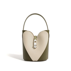Borsa a Secchiello in Vera Pelle con Cuore Traforato per <span class=keywords><strong>Donna</strong></span>, Elegante e <span class=keywords><strong>Casual</strong></span> con Chiusura a Lucchetto da Guangzhou - Product Image 6