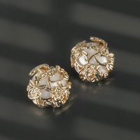 Boutons à tige de perle creuse à base métallique personnalisée en usine pour vêtements