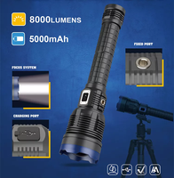 Lampe torche LED rechargeable étanche IP44 de 8000 lumens avec zoom et faisceau réglables pour le camping en plein air