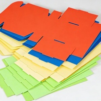 Boîte cadeau avion en carton ondulé à extrémités pliées, personnalisable avec impression numérique, couleurs sur mesure et formes géométriques, pour emballage de boutique