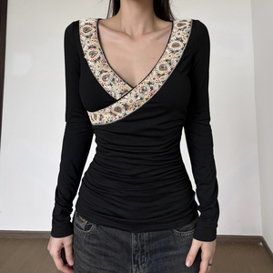 Top de punto vintage con encaje y cintura fruncida en contraste de color, escote en V pronunciado, sexy y ajustado, que realza la figura. - Product Image 5