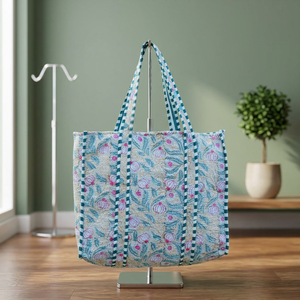 Nouveaux sacs fourre-tout matelassés en coton faits main pour femmes, style indien, collection Printemps-Été, sac à bandoulière tendance avec fermeture éclair et motif imprimé au bloc - Product Image 3