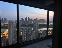 Ventana Abatible Moderna de Alta Resistencia, Fabricada en Aleación de Aluminio Estructural, Grosor de Pared de 1.8 mm, Rotura de Puente Térmico Multicavidad, Doble Acristalamiento Templado