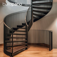 Escalier en spirale moderne en fer avec marches en chêne naturel et garde-corps en acier inoxydable pour projets de villas contemporaines