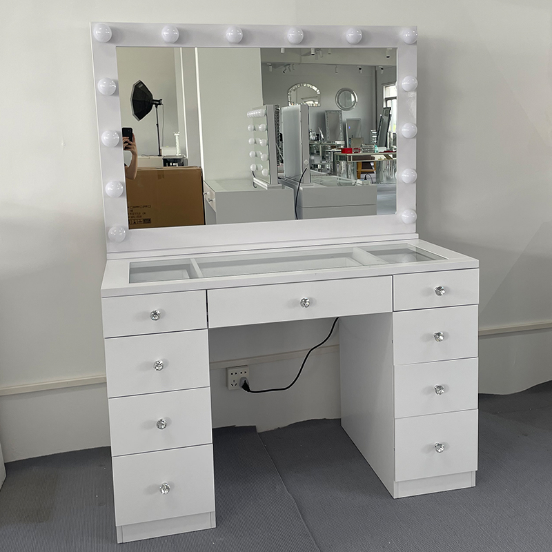 Miroir et coiffeuse