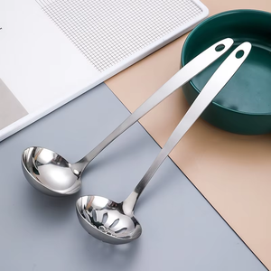 Cuillère de cuisine en acier inoxydable à long manche, louche à soupe durable avec trou de suspension pour usage en cuisine et <span class=keywords><strong>restaurant</strong></span> - Product Image 6