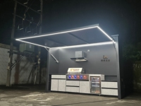 Cuisine extérieure moderne sur mesure, îlot BBQ, armoires modulaires en acier inoxydable, grill, évier, four à pizza, rangement pour vin, patio de luxe
