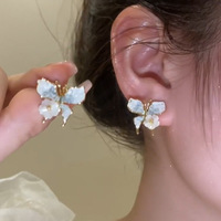Boucles d'oreilles clous en forme de fleur de coquillage papillon en cristal bleu rose dégradé, avec papillon creux doré incrusté et breloque fleur en pierre naturelle