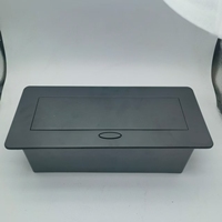 Prise de table encastrée en aluminium noir avec ports intégrés VGA, USB-A/Type-C, module d'alimentation universel IP45 pour usage résidentiel
