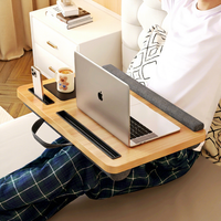 Table de lit multifonctionnelle pour ordinateur portable avec surface en bois et base rembourrée, idéale pour travailler et lire sur le canapé