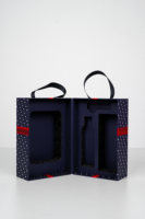 Boîte cadeau personnalisée de style livre à double ouverture, imprimé pois bleu marine et blanc, avec poignée en ruban noir, insert en mousse EPE personnalisé, recyclable