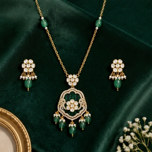 Ensemble collier et boucles d'oreilles en argent 925 avec pierres vertes et perles, design traditionnel pour femmes, bijoux élégants pour les fêtes - Product Image 5