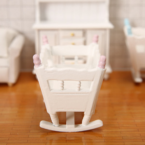 Cuna en miniatura para casa de muñecas 1:12, con pilares azules y rosas, simulando una cuna de bebé. - Product Image 3
