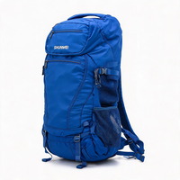 Sac à dos d'escalade à coque souple avec cadre interne et logo personnalisé, étanche, 35L-70L, sangle réglable pour sports de plein air, trekking, escalade