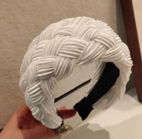 Handgefertigtes Haarband aus Eisseide mit breitem Rand und hohem Schädelvolumen im Retro-Stil – luxuriöser Haarreif für Hochzeiten & Ostern