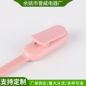 ผู้ผลิตจัดหาโคมไฟหนีบหนังสือพลาสติก LED ปรับความสว่างได้แบบไร้ขั้นตอน, โคมไฟอ่านหนังสือกลางคืนแบบกดปุ่มใช้แบตเตอรี่แห้งสำหรับหอพัก - Product Image 4