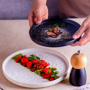 Plato <span class=keywords><strong>occidental</strong></span> de bistec de cerámica japonesa de gama alta, vajilla de cena de lujo con patrón de <span class=keywords><strong>roca</strong></span> blanca y <span class=keywords><strong>negra</strong></span> Simple para restaurantes creativos - Product Image 2