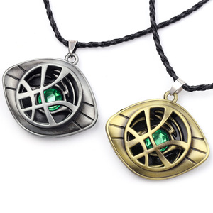 Collar de moda de la película <span class=keywords><strong>Dr</strong></span>. <span class=keywords><strong>Strange</strong></span> con colgante de piedra verde para fans, de aleación, ideal para la vuelta al colegio y graduaciones. - Product Image 1