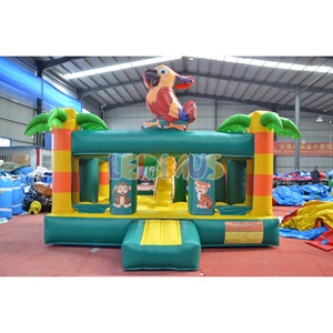 Château gonflable/trampoline extérieur sur le thème des perroquets, modèle en PVC, équipé d'un souffleur, disponible à la location. - Product Image 1
